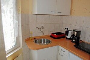 Kühlschrank, Mikrowelle, Wasserkocher mit Kaffee-/Teezubehör