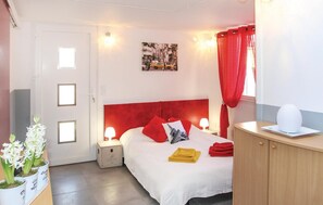 5 bedrooms, travel cot, free WiFi, bed sheets - Gorgeous home in Mountboucher sur Jabro (Mountboucher sur Jabro)