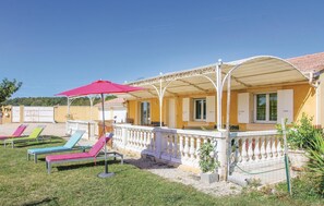 Terrace/patio - Gorgeous home in Mountboucher sur Jabro (Mountboucher sur Jabro)