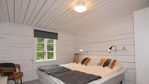A bedroom with a bed, a window, a chair, and a desk. - 3 bedroom stunning home in årjäng (Årjäng)