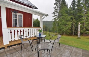 Outdoor dining - 3 bedroom stunning home in årjäng (Årjäng)