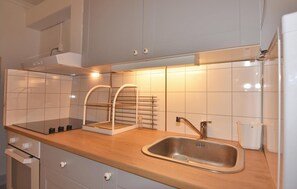 Refrigerador, microondas, parrilla de estufa y cafetera y tetera 