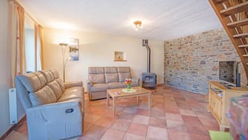 Televisie, een open haard, tafelvoetbal en een tafeltennistafel