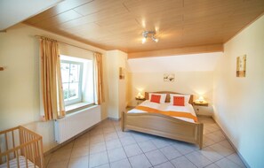 2 bedrooms, travel cot, free WiFi