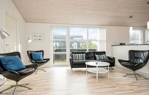 Fernseher, Kamin, Tischtennisplatte