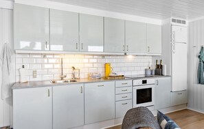 Refrigerador, parrilla de estufa, lavavajillas y cafetera y tetera 