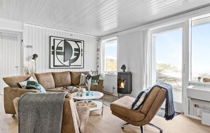 TV, fireplace - Awesome home in Pandrup with WiFi (Pandrup)