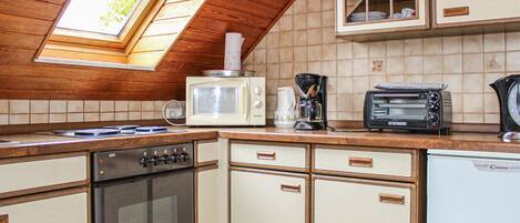 Fridge, stovetop, coffee/tea maker