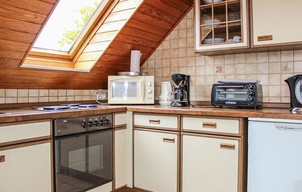 Kühlschrank, Mikrowelle, Herdplatte, Wasserkocher mit Kaffee-/Teezubehör