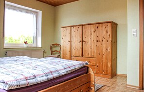 2 bedrooms, travel cot, free WiFi