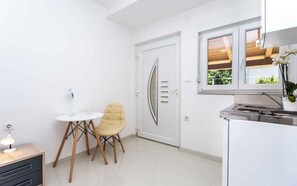 Køleskab, kogeplade, kaffe-/temaskine