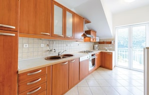 Réfrigérateur, micro-ondes, plaque de cuisson, lave-vaisselle