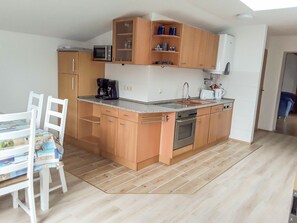 Kühlschrank, Mikrowelle, Ofen, Geschirrspüler