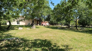 A building with a garden area, surrounded by trees. - Lovely home in Courry with house a mountain view (Courry)