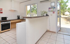 Frigorífico, microondas, placa de cocina y lavavajillas