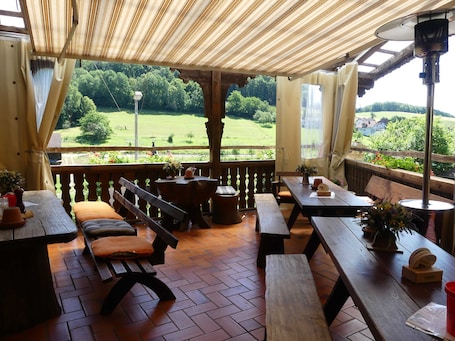 Outdoor dining. Double room 5 with balcony - Pension Holzerstube