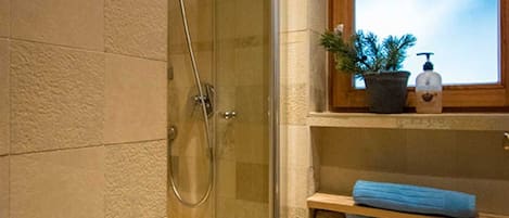 Douche, séchoir à cheveux, serviettes fournies