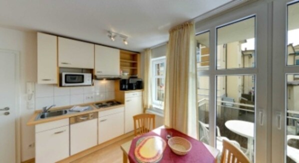 Unclassified image, 1 of 6, button