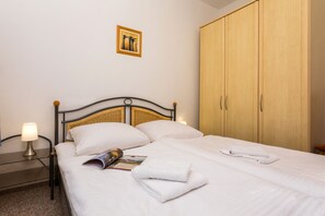 2 bedrooms, WiFi, bed sheets