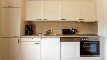 Réfrigérateur, four, lave-vaisselle, chaise haute