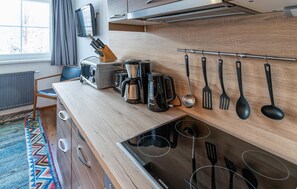 Kühlschrank, Mikrowelle, Herdplatte, Geschirrspüler