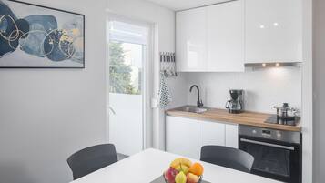 Fridge, stovetop, coffee/tea maker