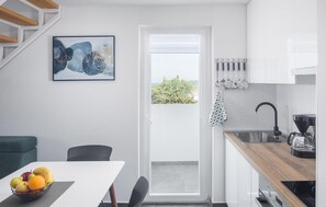 Refrigerador, parrilla de estufa y cafetera y tetera