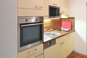 Réfrigérateur, four à micro-ondes, surface de cuisson, lave-vaisselle