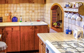 Frigorífico, microondas, placa de cocina y lavavajillas