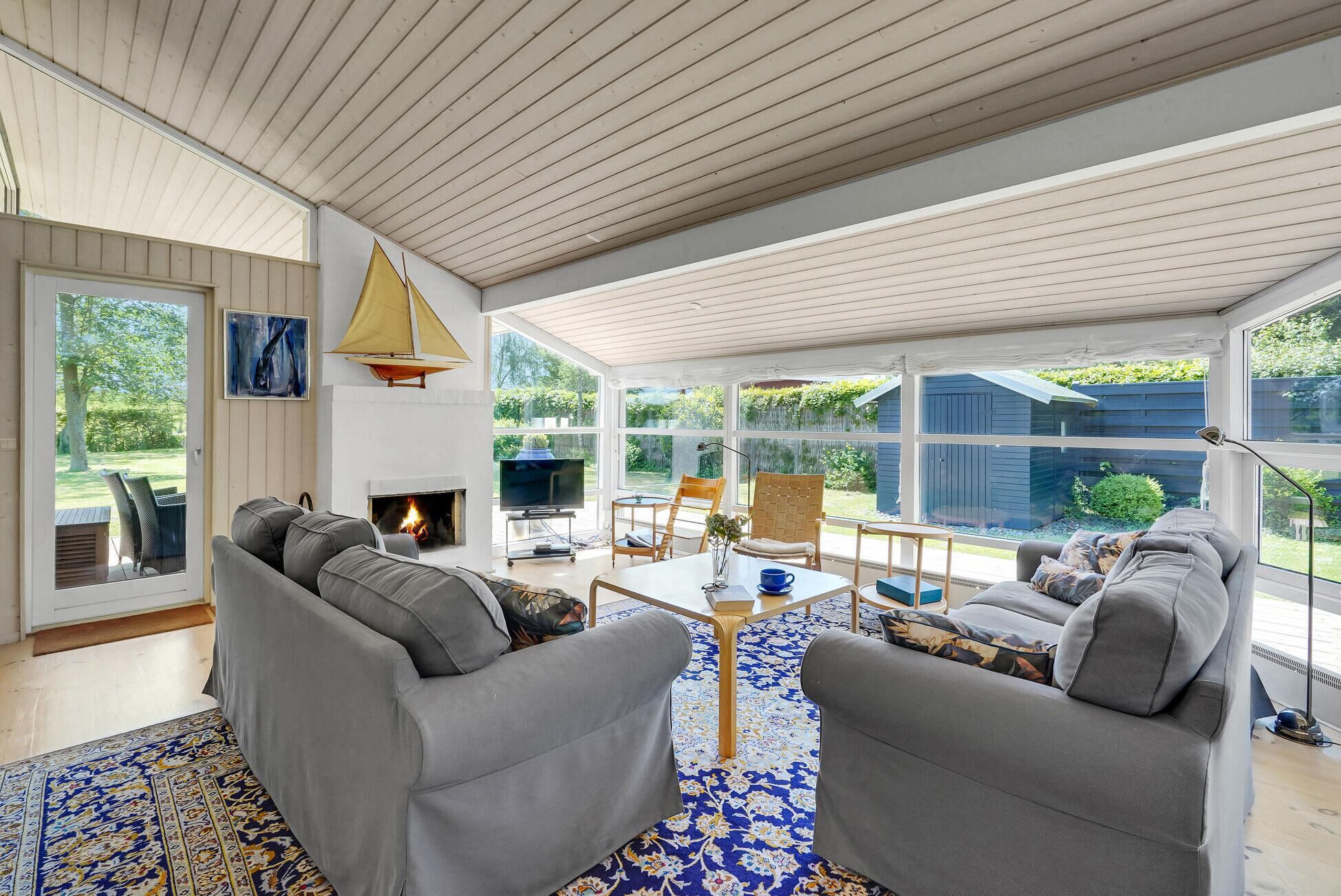 テレビ、暖炉、DVD プレーヤー