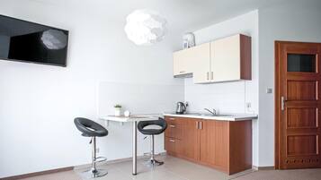 Fridge, stovetop, coffee/tea maker