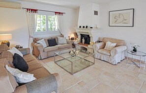 Televisie, een videogameconsole, een dvd-speler en een tafeltennistafel