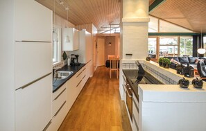 Frigorífico, microondas, placa de cocina y lavavajillas