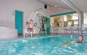 Una piscina cubierta