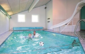 Una piscina cubierta