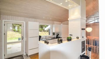 Refrigerador, parrilla de estufa, lavavajillas y cafetera y tetera