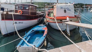 A marina with several boats docked. - Holiday apartment with air conditioning and sea view (Klimno)