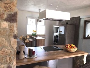 Een koelkast, een microgolfoven, een oven, een vaatwasser