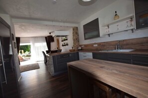 Kühlschrank, Mikrowelle, Ofen, Geschirrspüler