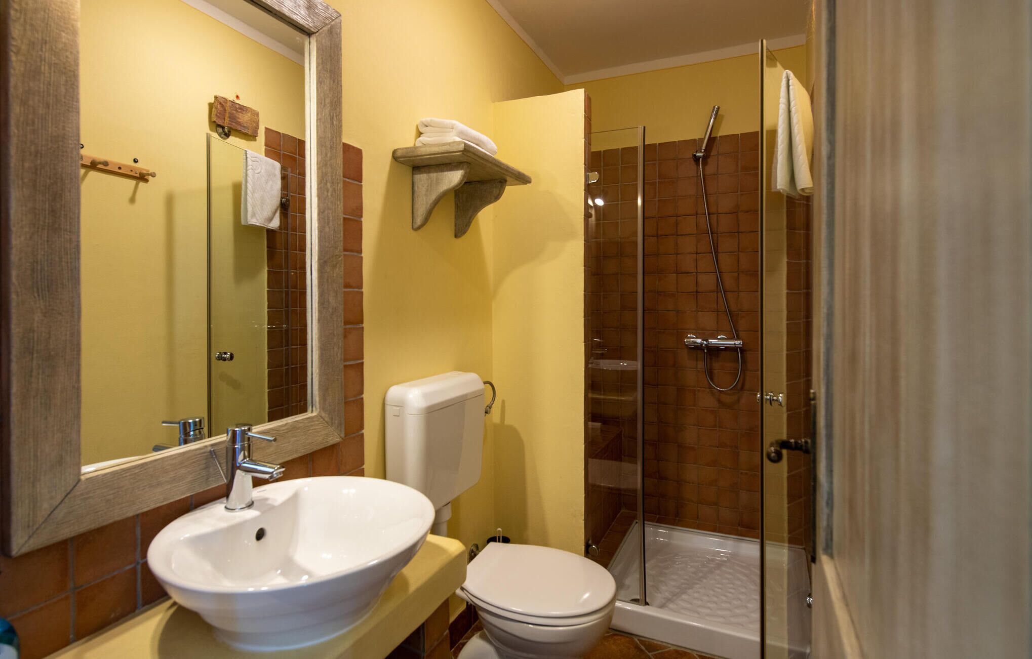 Ein Badezimmer mit Waschbecken, Toilette und einer Duschkabine.