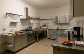 Kühlschrank, Mikrowelle, Herdplatte, Geschirrspüler