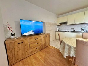 Réfrigérateur, micro-ondes, plaque de cuisson, lave-vaisselle