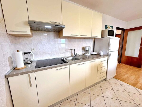 ثلاجة، ميكروويف، موقد طهي مسطح، غسالة أطباق