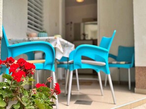 تناول الطعام بالخارج