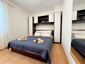 2 bedrooms, travel cot, Internet