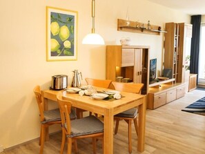 Dining - (267) 2-room apartment - apartment complex Yachthafenresidenz (Kühlungsborn)