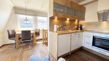 Kühlschrank, Ofen, Geschirrspüler, Wasserkocher mit Kaffee-/Teezubehör