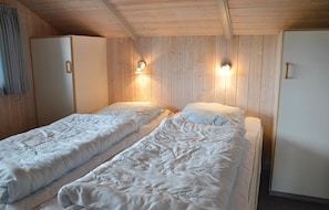 4 bedrooms, travel crib, internet
