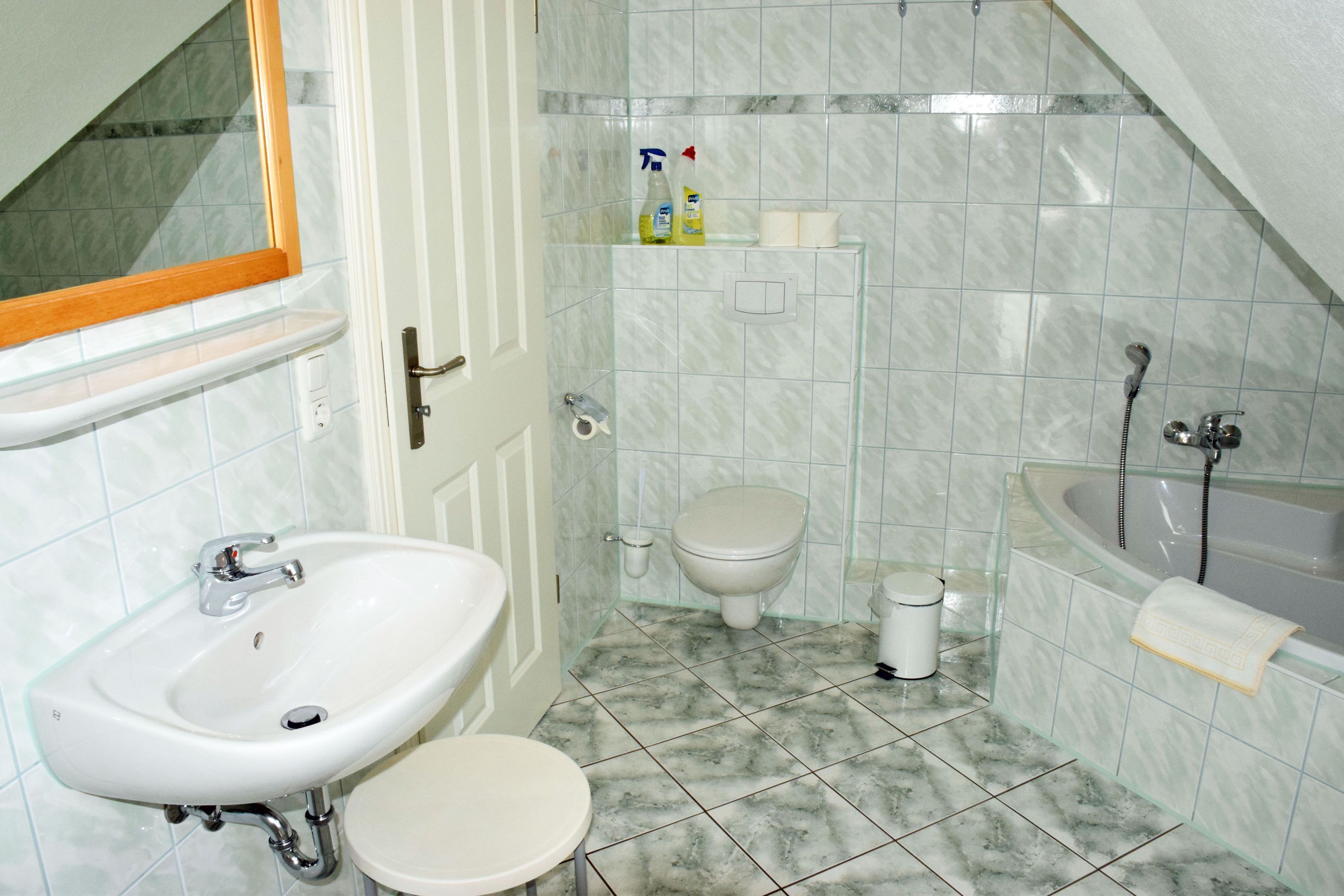 Ein Badezimmer mit Waschbecken, Toilette und Badewanne.
