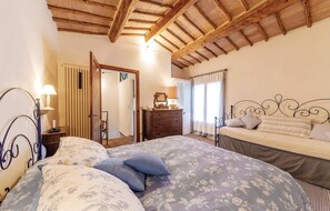 2 bedrooms, travel crib, free WiFi